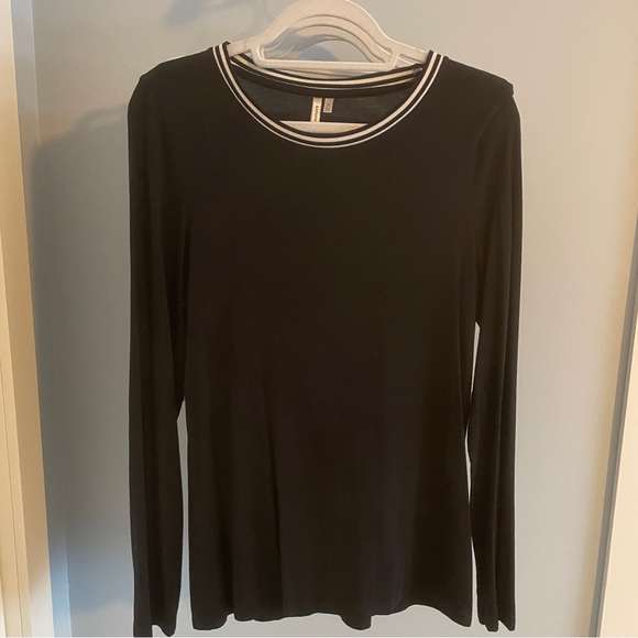 Banana Republic basic black long sleeved shirt with contrasting neckline - Picture 6 of 9